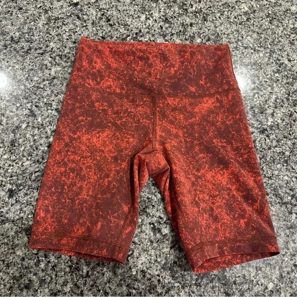 Lululemon Wunder Train High-Rise Short 8"
Denim Wash Print Autumn Red Black - Picture 3 of 7